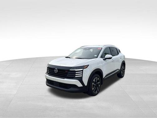 Aspen White Tricoat 2025 Nissan Kicks SR
