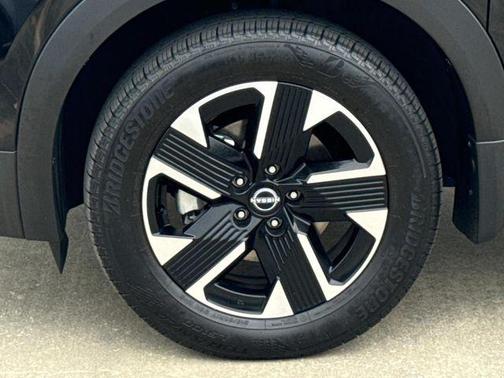 Super Black 2025 Nissan Kicks SR
