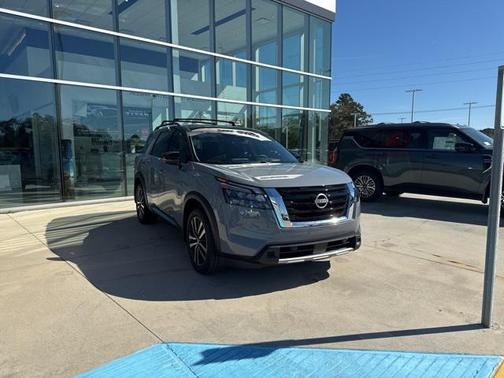 2025 Nissan Pathfinder Platinum FWD
