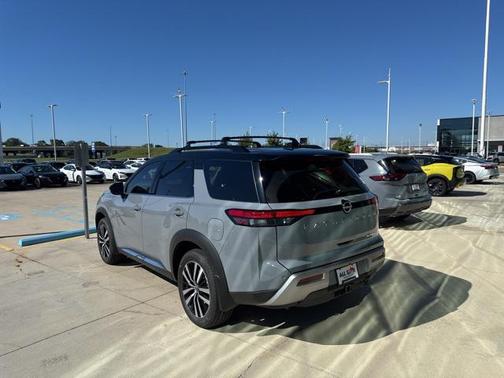 2025 Nissan Pathfinder Platinum FWD