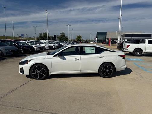 2025 Nissan Altima SR FWD