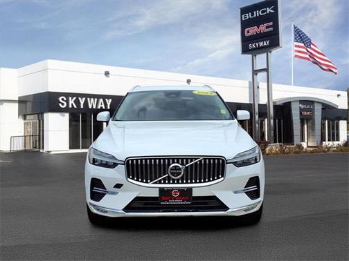 2023 Volvo XC60 B5 Plus Bright Theme