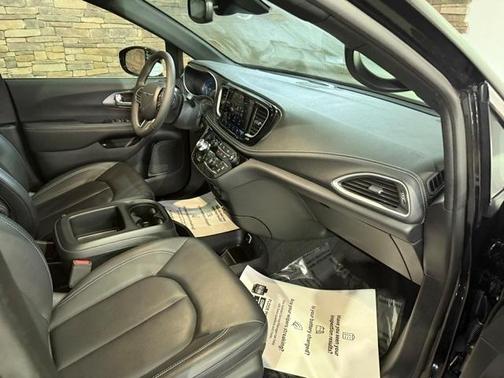 2025 Chrysler Pacifica Hybrid Select