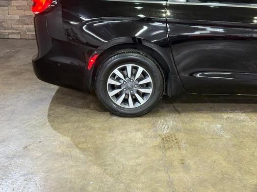 2025 Chrysler Pacifica Hybrid Select