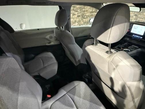 2022 Toyota Sienna LE
