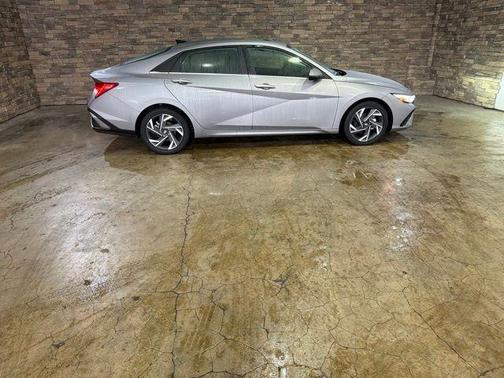Metal 2025 Hyundai ELANTRA Limited