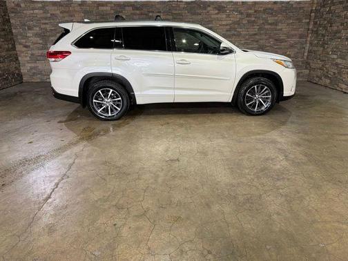 Blizzard Pearl 2017 Toyota Highlander XLE