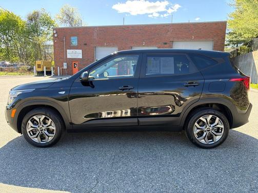 Black 2024 Kia Seltos LX
