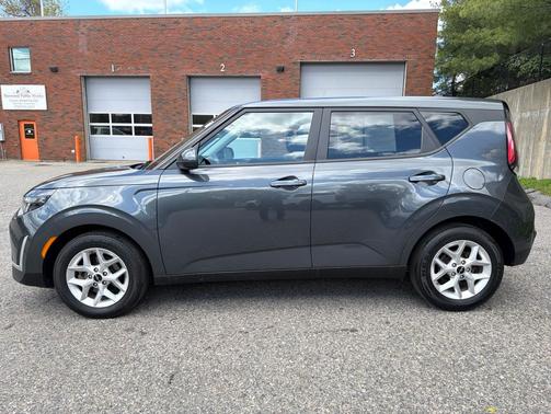 Gray 2023 Kia Soul LX