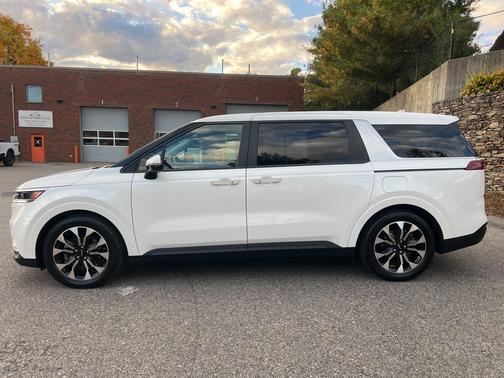 2023 Kia Carnival EX