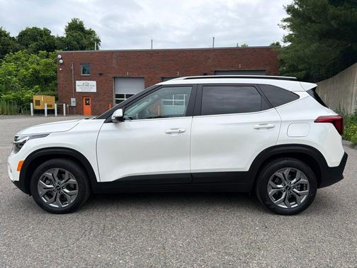 Snow White Pearl 2024 Kia Seltos S