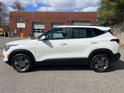 Snow White Pearl 2023 Kia Seltos S