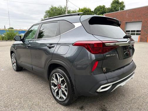 Gray 2021 Kia Seltos S