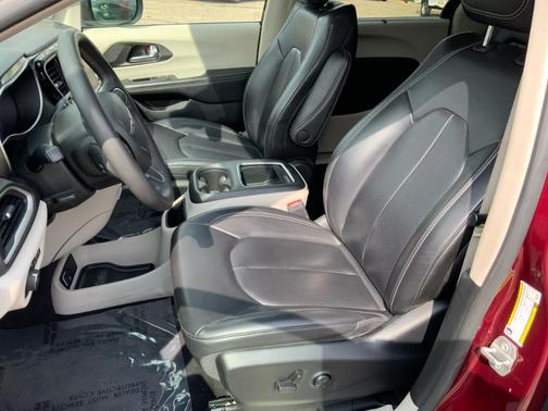 2023 Chrysler Pacifica Touring-L