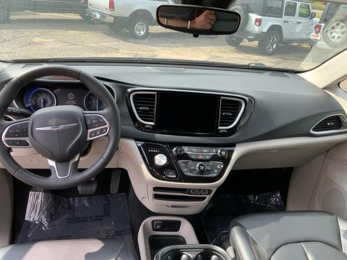 2023 Chrysler Pacifica Touring-L