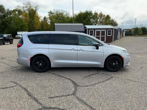 2024 Chrysler Pacifica Touring-L