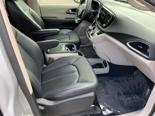 2024 Chrysler Pacifica Touring-L