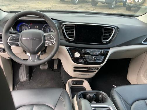 2024 Chrysler Pacifica Touring-L