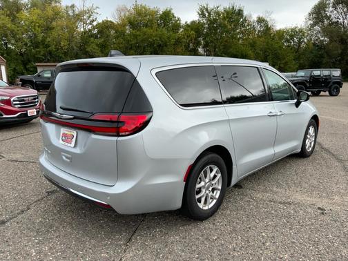 2024 Chrysler Pacifica Touring-L