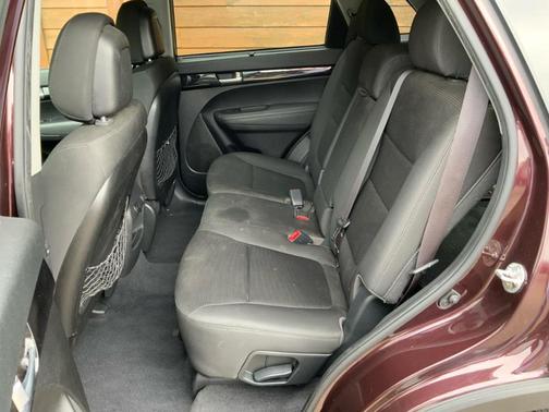 Red 2014 Kia Sorento LX