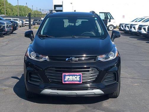 Mosaic Black Metallic 2022 Chevrolet Trax LT