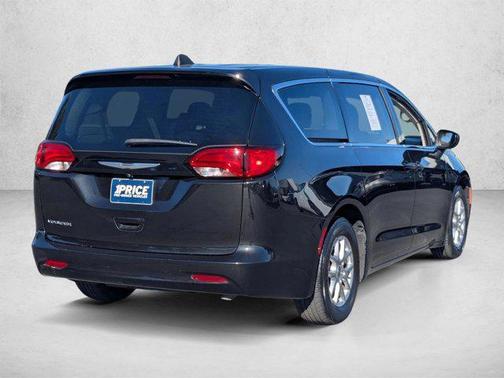 Brilliant Black Crystal Pearlcoat 2022 Chrysler Voyager LX