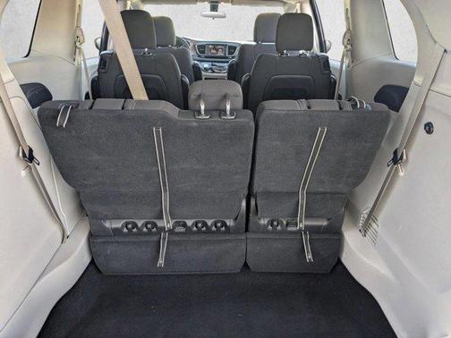 Brilliant Black Crystal Pearlcoat 2022 Chrysler Voyager LX