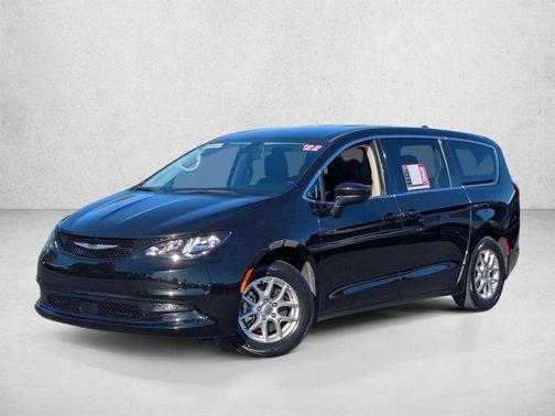 Brilliant Black Crystal Pearlcoat 2022 Chrysler Voyager LX