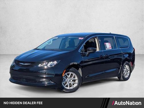 Brilliant Black Crystal Pearlcoat 2022 Chrysler Voyager LX