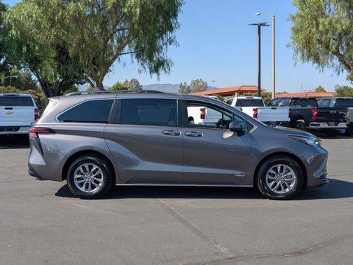 2021 Toyota Sienna LE