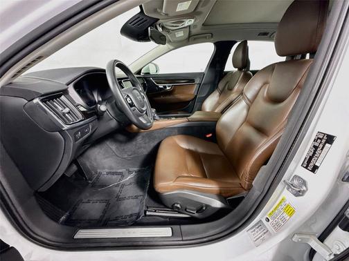 Crystal White Pearl Metallic 2018 Volvo S90 T5 Momentum