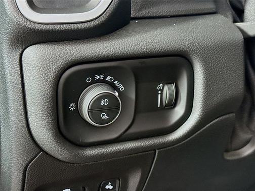 Diamond Black Crystal Pearlcoat 2021 RAM 1500 Big Horn/Lone Star