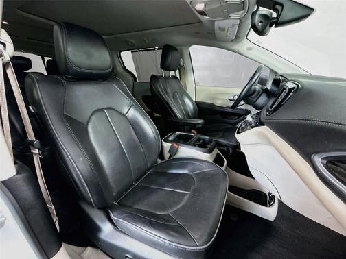 Bright White Clearcoat 2018 Chrysler Pacifica Limited