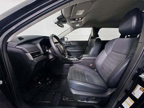 BLACK 2025 Mitsubishi Outlander SE 2.5 2WD