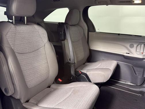 2022 Toyota Sienna LE