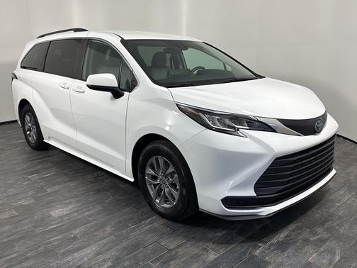 2022 Toyota Sienna LE