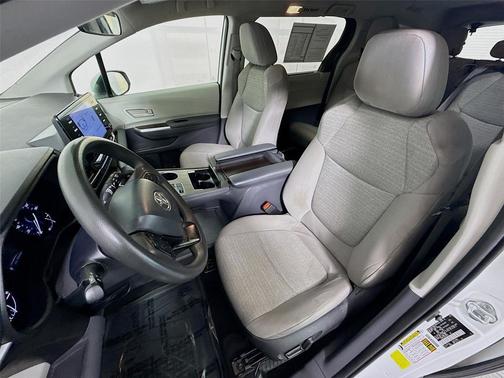 2022 Toyota Sienna LE