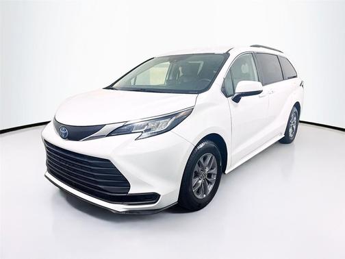 2022 Toyota Sienna LE