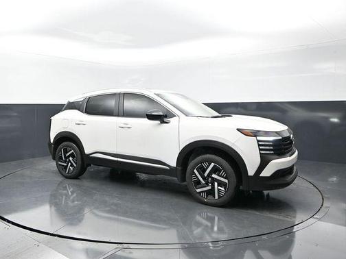 Aspen White Tri 2026 Nissan Kicks SV