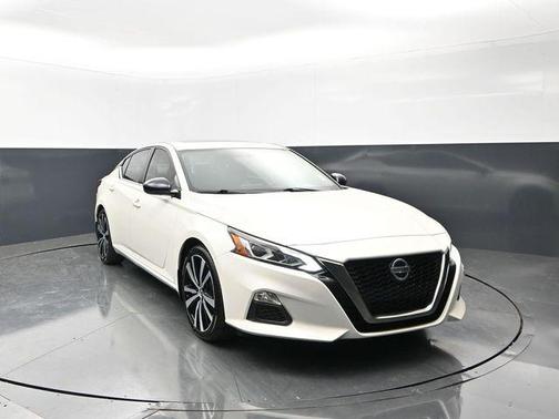 White 2019 Nissan Altima 2.5 SR