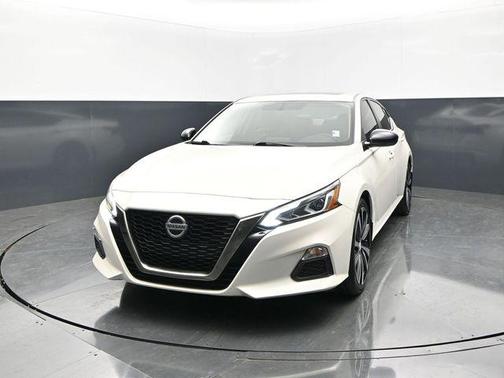 White 2019 Nissan Altima 2.5 SR