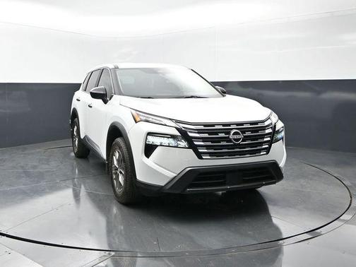 Everest White P 2025 Nissan Rogue S