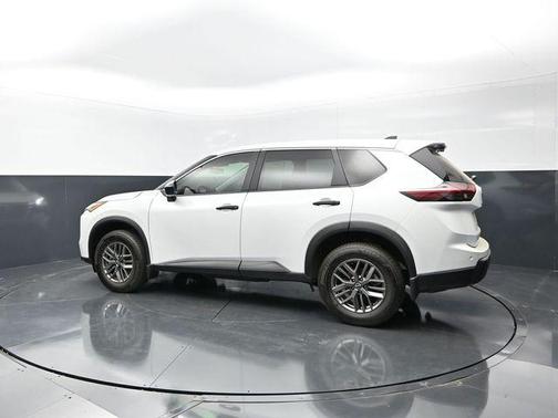 Everest White P 2025 Nissan Rogue S