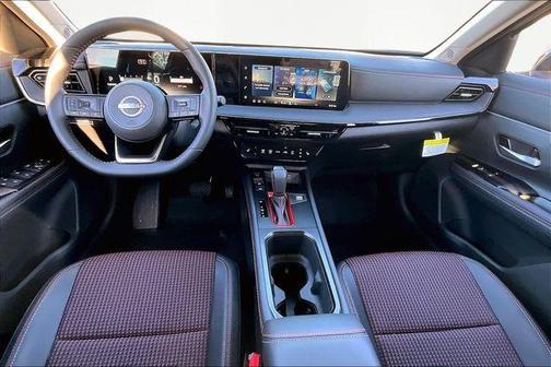 2t Wht Blk Roof 2026 Nissan Kicks SR