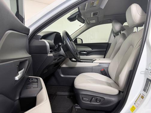 White 2025 Toyota Grand Highlander Hybrid XLE