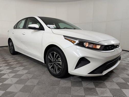 Snow White Pearl 2024 Kia Forte LXS