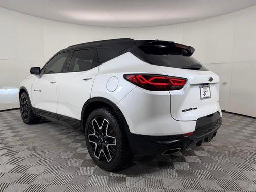 Iridescent Pearl Tricoat 2023 Chevrolet Blazer RS