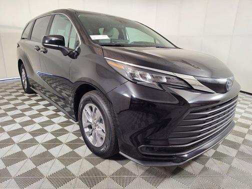 2025 Toyota Sienna LE