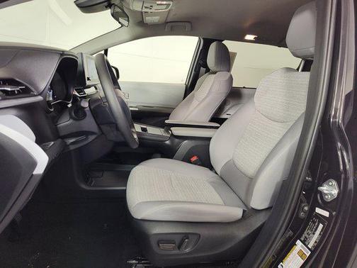 2025 Toyota Sienna LE