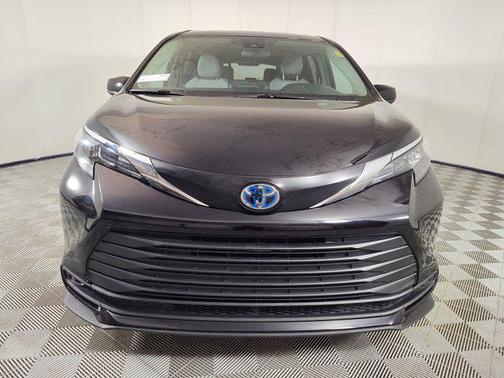 2025 Toyota Sienna LE